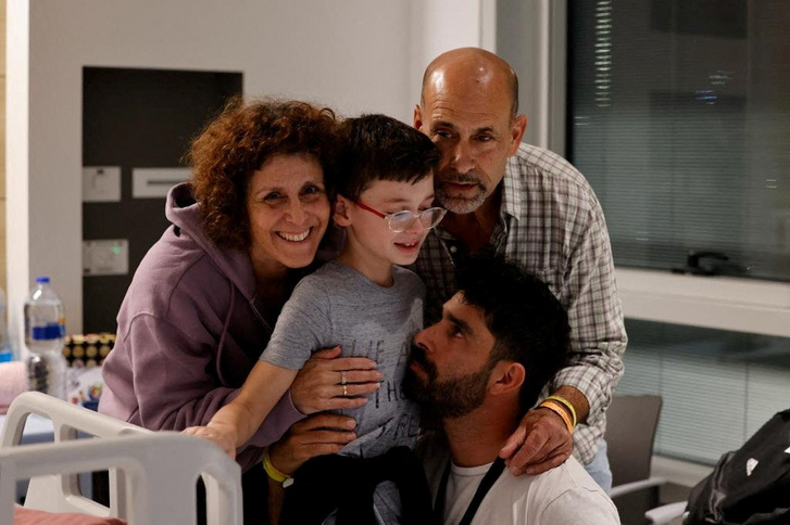 Ohad Munder a családtagjaival, miután visszatért Izraelbe 2023. november 25-én