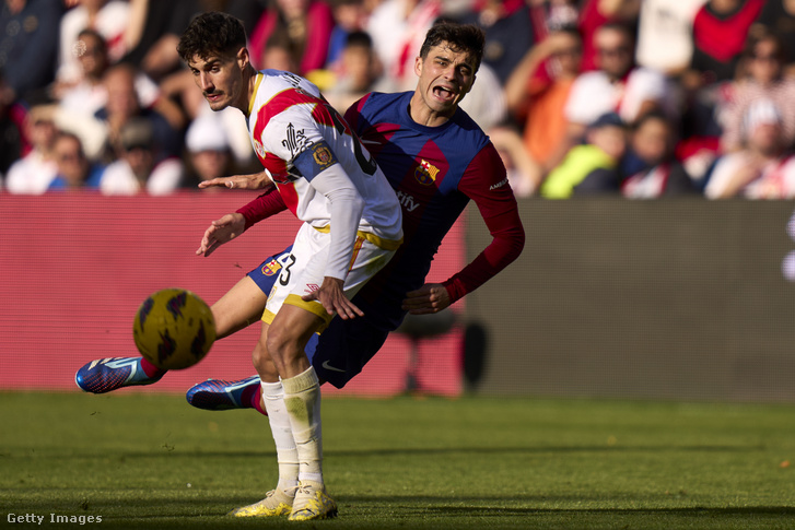 Oscar Valentin (Rayo Vallecano) állítja meg a nagy kedvvel játszó Pedro Gonzálezt (FC Barcelona)