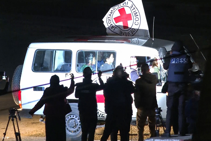 A Vöröskereszt egyik autója útban Rafah felé a szabadon engedett túszokkal.