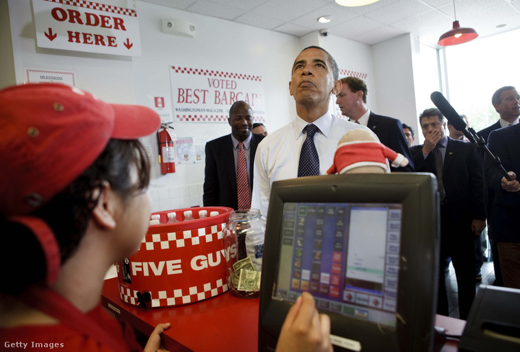 Barack Obama a Five Guys-ban, 2009-ben. (Fotó: Brendan Smialowski / Getty Images Hungary)