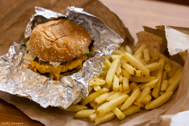 Egy hamburger átszámolva nagyjából 4600 forint, egy kis krumpli pedig 2000 forintba kerül a jelenlegi üzletekben. (Fotó: Bloomberg / Getty Images Hungary)