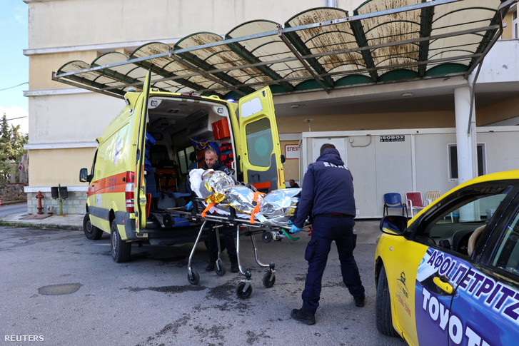 A 14 fős legénység kimenekített tagja kórházba szállítás közben Leszbosz szigetén 2023. november 26-án
