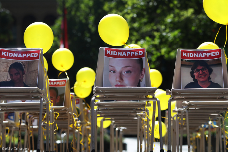 A Hamasz által elrabolt személyeket jelképező sárga léggömbök és poszterek üres székeken 2023. november 26-án Sydney-ben