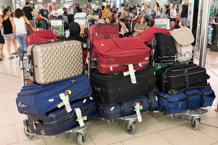 Bőröndök a hannoveri reptéren 2018. július 24-én