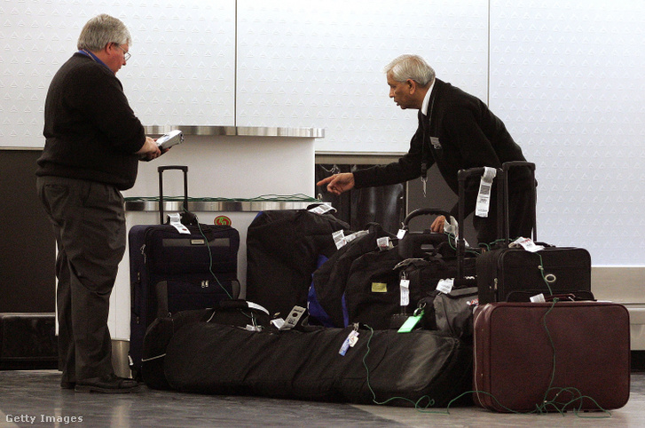 Csomagokat ellenőriznek a chicagói repülőtéren 2006. február 21-én