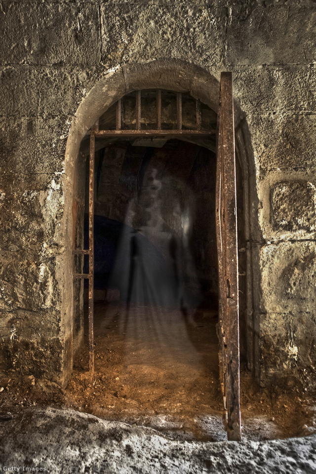 A tragikus sorsú, fehér ruhás nő szellemét még ma is látni és hallani vélik a kastély falai között