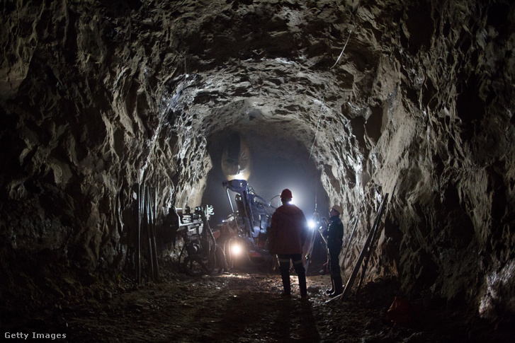 Bányamunkások állnak egy fúrógép mellett a vágófúrásnál az OAO Alrosa föld alatti gyémántbányában az oroszországi Udacsnij Szaha Köztársaságban 2013. december 13-án
