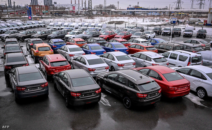 Harmincezerrel kevesebb Lada fogyott májusban Oroszországban, mint tavaly az adott időszakban. Segít vajon az eladásokon a két új államilag kinevezett gyárvezető?