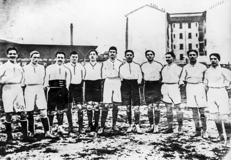 Az első mérkőzésüket 1910-ben játszották Franciaország ellen, és akkor még teljesen fehér mezben léptek pályára. (Fotó: Universal History Archive / Getty Images Hungary)