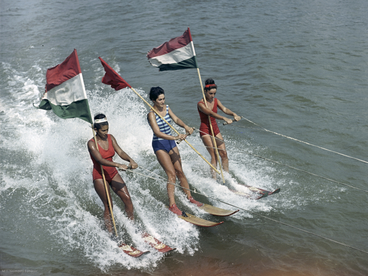 Budapest, 1963. július 31.  Méry Erika, Kozma Mariann és Czillei Tünde,  a Magyar Honvédelmi Sport Szövetség (MHS) vizisíző sportolói edzenek a Dunán.