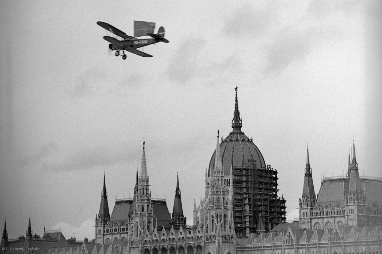 Budapest, 1961. augusztus 20.  Polikarpov CSS-13 típusú repülőgép viszi a zászlót  az Országház előtt a Magyar Honvédelmi Sportszövetség augusztus 20-a tiszteletére rendezett vízi és légi parádéján.