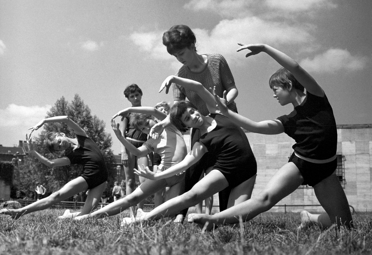 Budapest, 1965. július 5.  Várhidi Eszter az első modern gimnasztikai országos bajnok  alapfokú művészi tornagyakorlatokra tanítja a Magyar Testnevelési és Sportszövetség (MTS) Központi Sportiskolájának (KSI) fiatal sportolóit.
