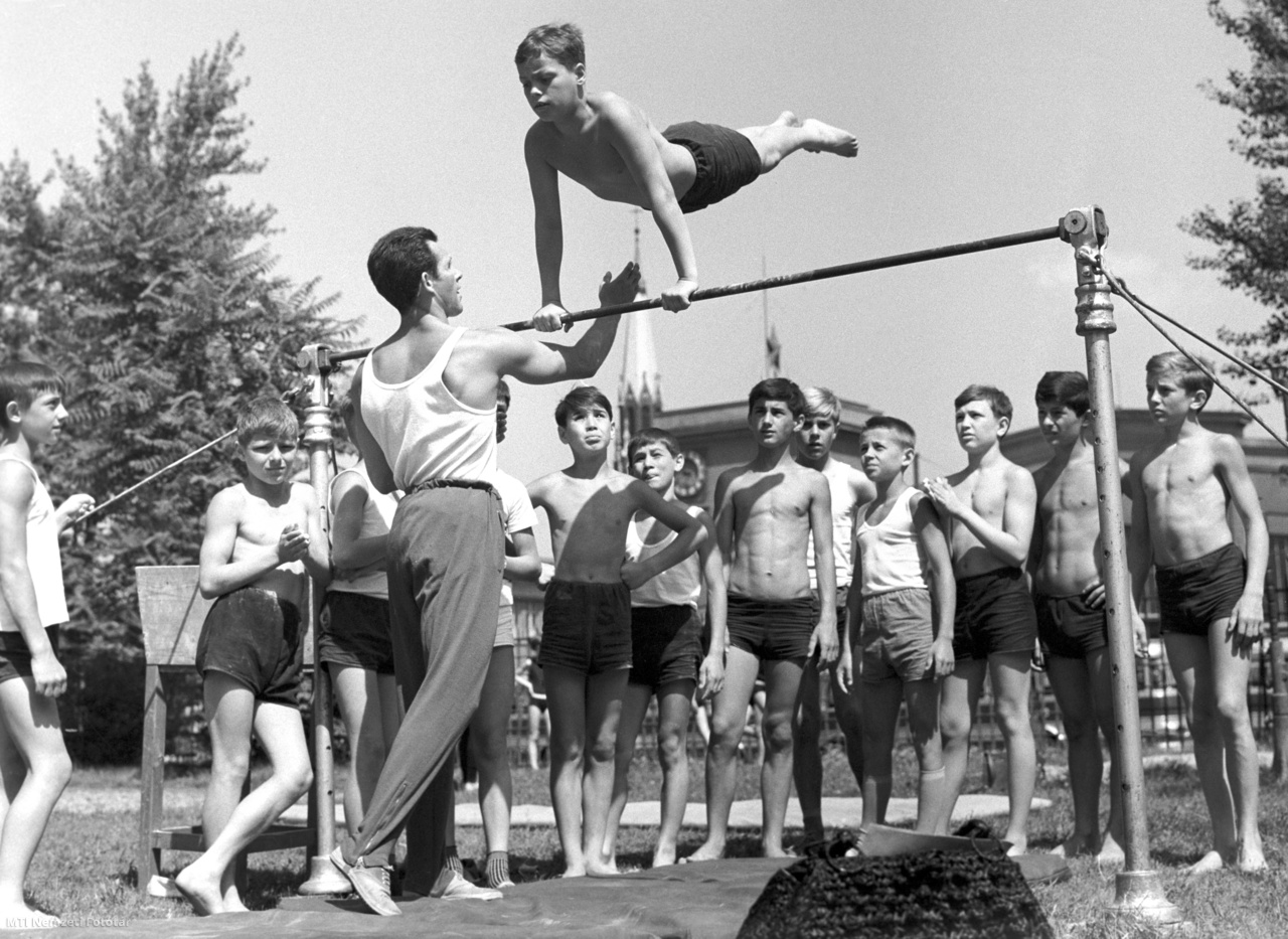 Budapest, 1965. július 5.  Csányi Rajmund tornász, kétszeres olimpikon, mesteredző  tanítja a Magyar Testnevelési és Sportszövetség (MTS) Központi Sportiskolájának (KSI) fiatal sportolóit.