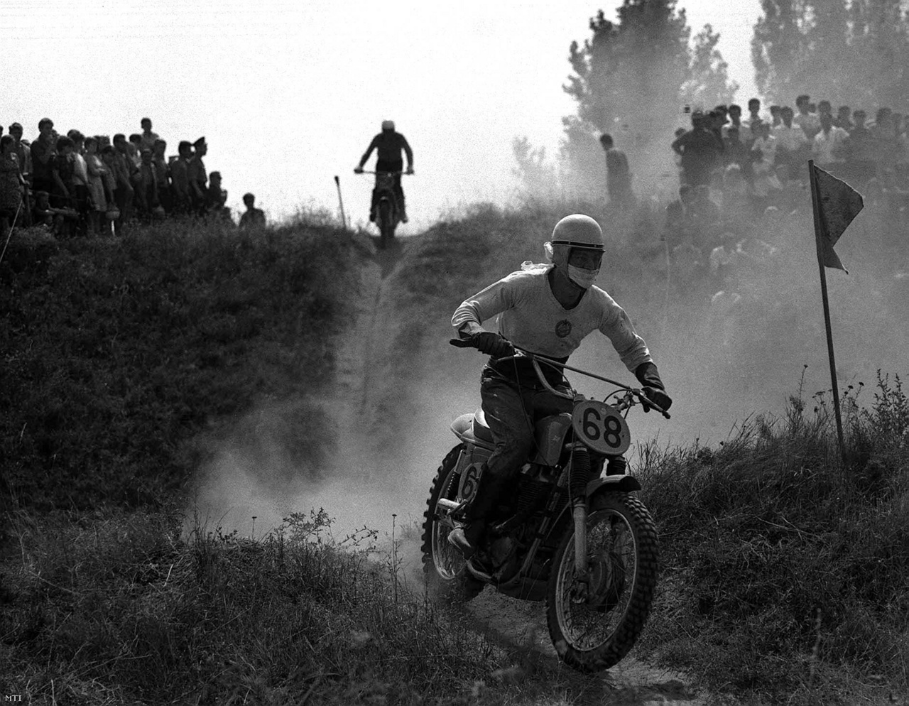 Szeged, 1967. augusztus 6.  Az 500 köbcentiméteres kategória futama  az Országos motokrossz-bajnokságon Szegeden.