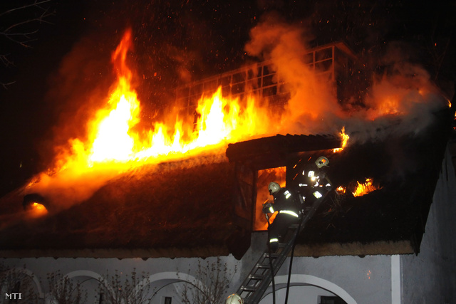 Szombat este gyulladt ki a tájház. A tüzet hajnalra sikerült eloltani, az épületet azonban életveszélyessé nyilvánították
