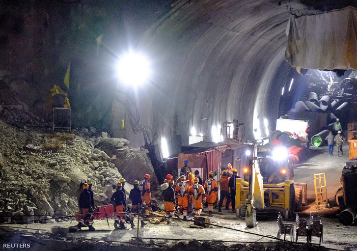 Az Indiai Országos Katasztrófaelhárítás (NDRF) emberei a beomlott alagútban 2023. november 22-én