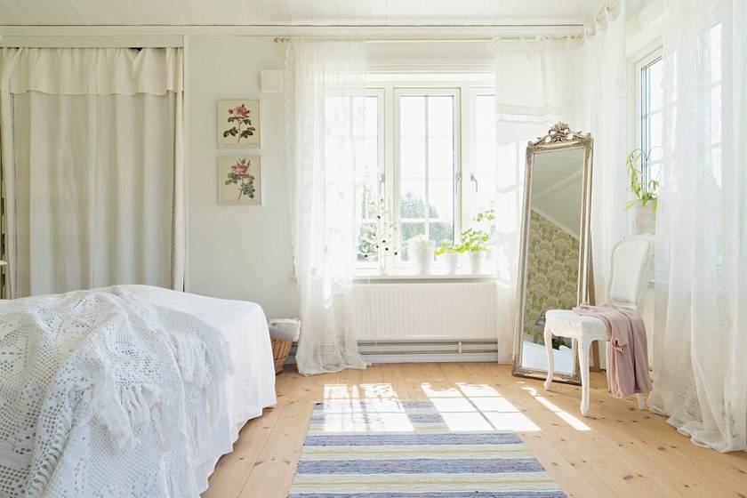 Világos színű szobához a fehér függöny illik a leginkább, ha harmonikus, nyugodt hangulatra vágysz