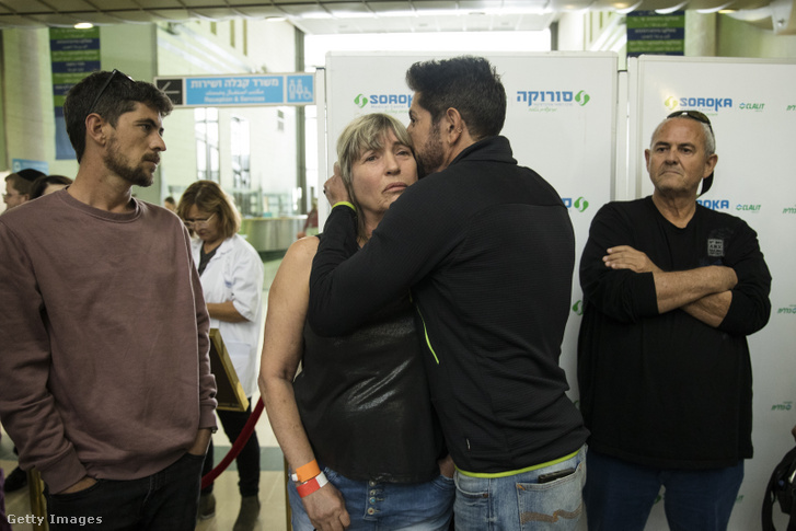 Elma Avraham elengedett izraeli túsz gyermekei, miután egy sajtótájékoztatón tudomást szereztek édesanyjuk sorsáról 2023. november 27-én