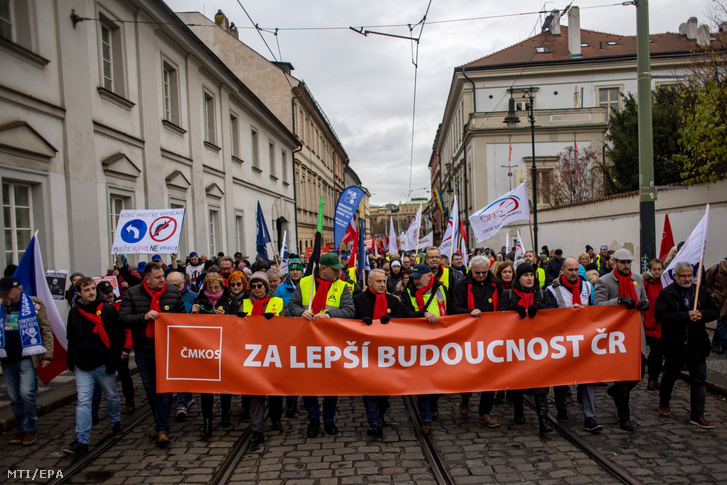 A szakszervezetek felhívására tüntetnek a cseh kormány megszorító intézkedései ellen Prágában 2023. november 27-én
