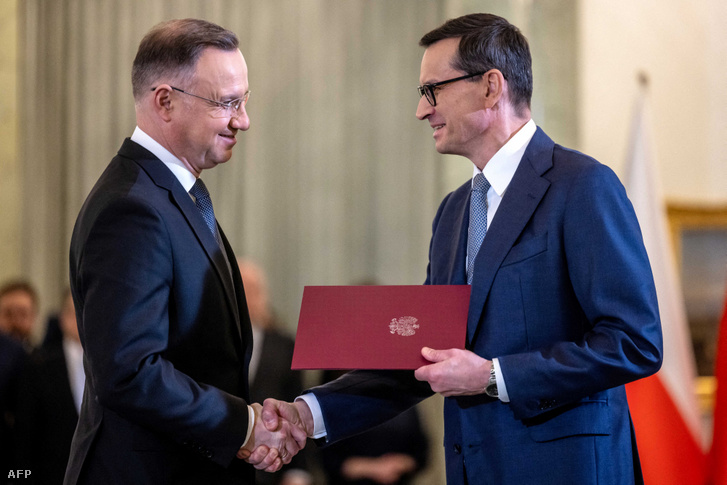 Andrzej Duda lengyel elnöke beiktatja Mateusz Morawiecki új kormányát 2023. november 27-én