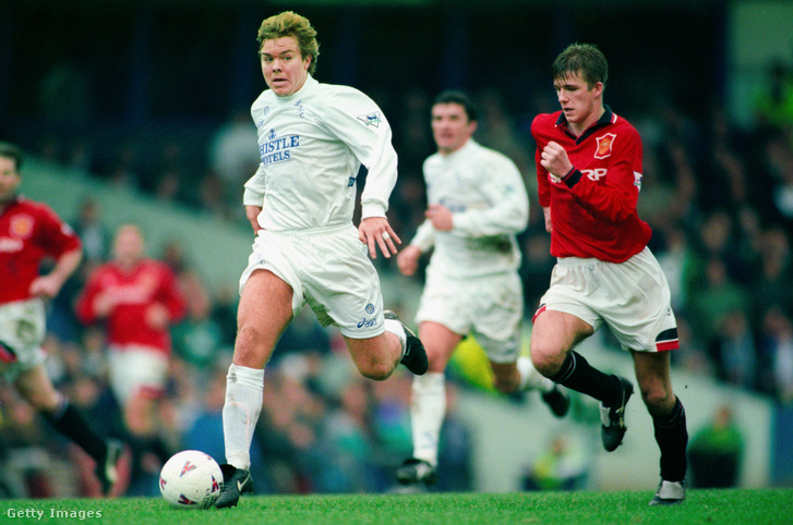 A Leeds játékosa, Tomas Brolin és David Beckham a Leeds United-Manchester United Premier League-mérkőzésen az Elland Roadon 1995. december 24-én az angliai Leedsben.