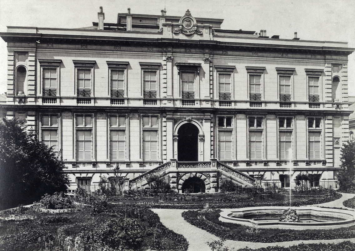 Pollack Mihály tér 10. (Eszterházy utca 40.) a Károlyi-palota kerti homlokzata. A felvétel 1881 előtt készült.