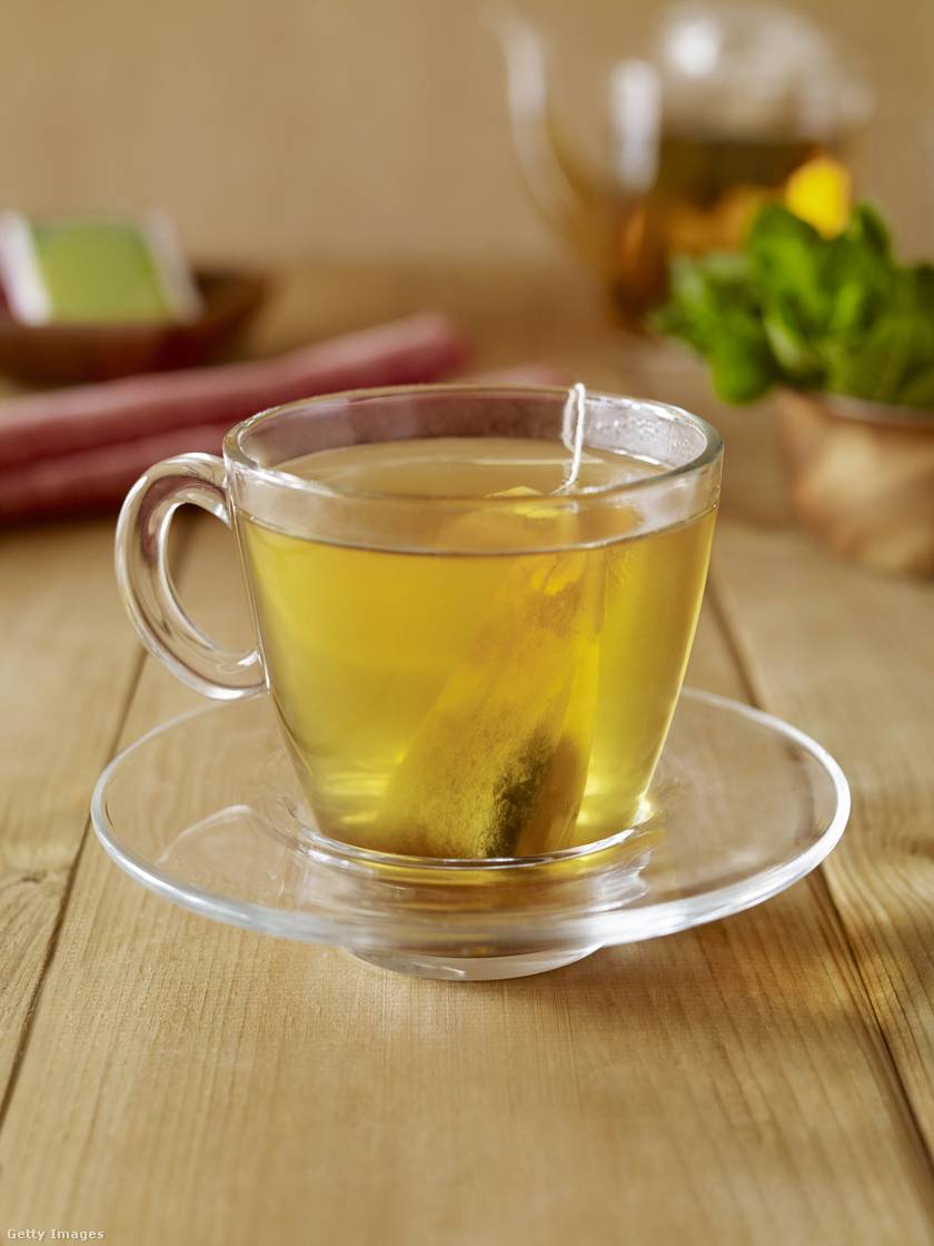 A zöld tea egy népszerű ital, amelyet a Camellia sinensis növény leveleiből készítenek. Katekinnek nevezett bioaktív vegyületeket, főleg epigallokatekin-gallátot (EGCG) tartalmaz, amelyek különféle egészségügyi előnyökkel járnak, beleértve a vérnyomás csökkentését. Elkészítéséhez 80-85 fokos víz az ideális hőmérséklet. Lényeges, hogy ne áztasd túl sokáig: fél és három perc közt van az optimális időtartam.