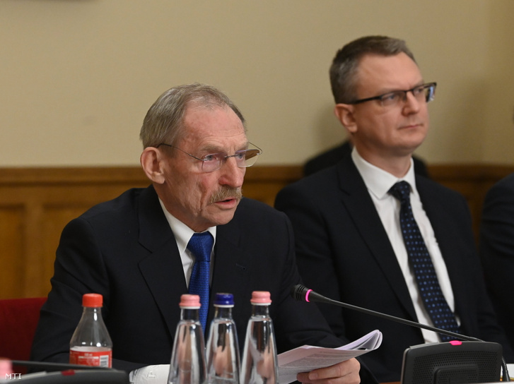 Pintér Sándor (b) és Rétvári Bence (j) az Országgyűlés Népjóléti Bizottságának ülésén az Országházban 2023. november 28-án