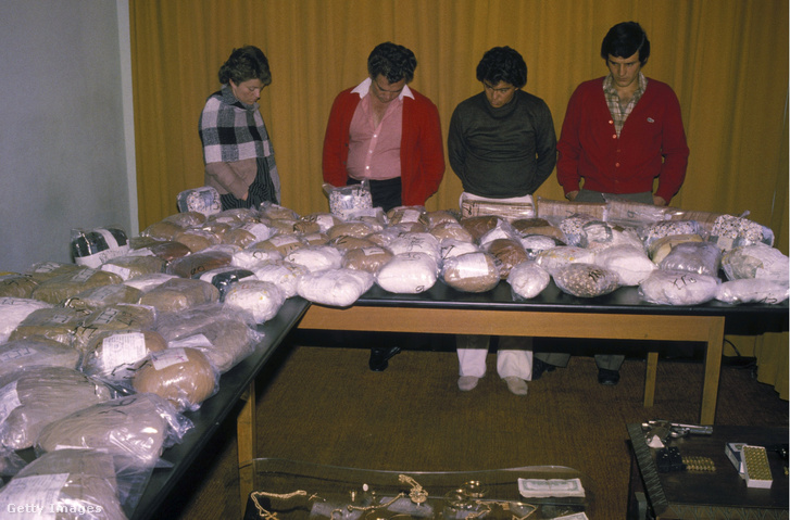 A kolumbiai rendőrség 1988-ban letartóztatta a Medellín-kartell kokainkereskedőit Bogotában
