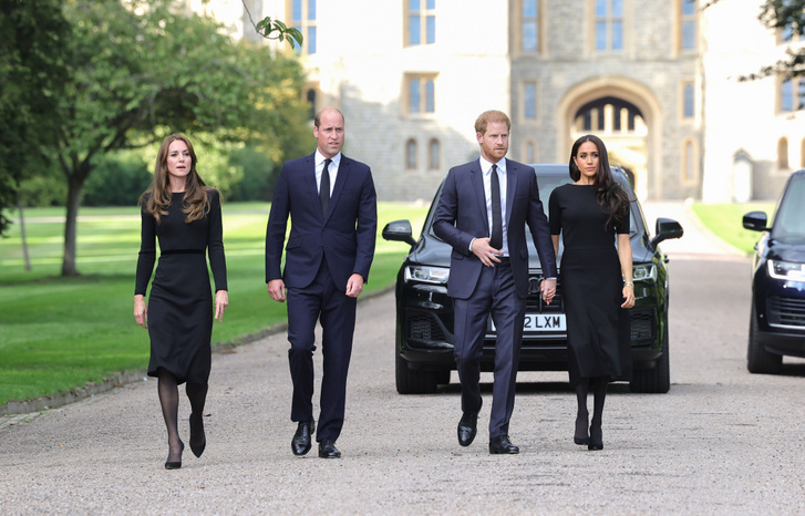 Katalin hercegné, Vilmos herceg, Harry herceg és Meghan Markle 2022 szeptemberében a windsori kastélynál, II. Erzsébet temetését követően
