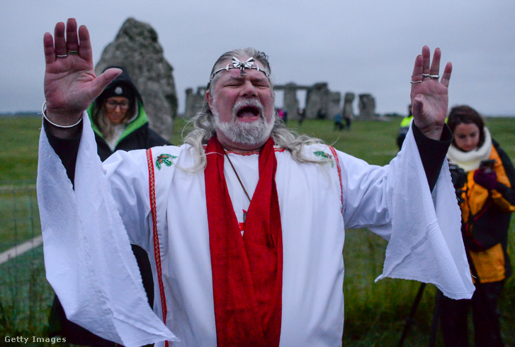 King Arthur Pendragon szenior druida energizál Stonehenge-nél 2021 június 21-én