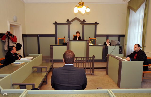 Joav Blum a tárgyalóteremben a székesfehérvári városi bíróságon,  2009. december 9-én. Blumot felmentette a Kúria közokirat-hamisítás vádja alól, megerősítve ezzel a Székesfehérvári Törvényszék korábbi ítéletét.