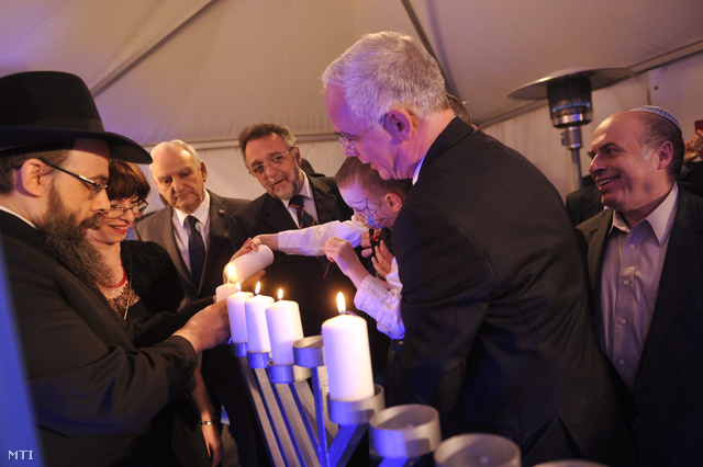Balog Zoltán a megnyitón a budapesti Izraeli Kulturális Intézetben, jobbra Natan Sharansky a Szochnut (Jewish Agency for Israel - a diaszpóra és Izrael kapcsolatait ápoló világszervezet) elnöke.