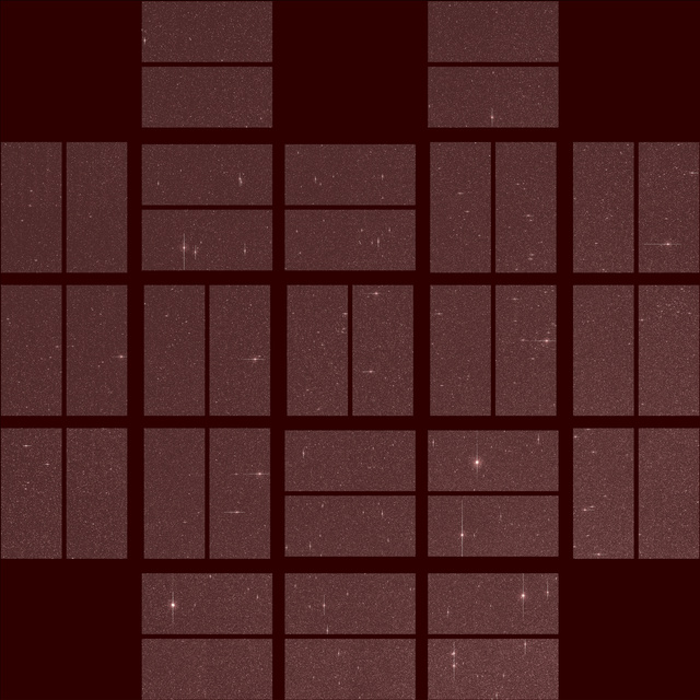 A K2 első fénye. A felvételen a Nyilas csillagkép egy darabja látható. A foghíj felül középen a két nem működő CCD chip helye, a maradék 40 hibátlanul működik.