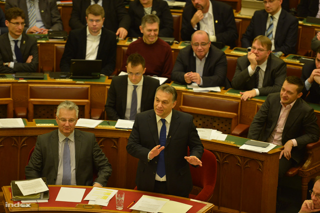 Orbán Viktor a Parlament plenáris ülésén, 2013. december 2-án