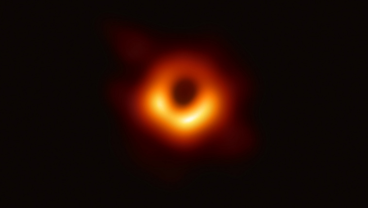 A galaxisunk középpontjában lévő szupermasszív fekete lyuk rendkívül gyorsan forog, megváltoztatja a téridőt