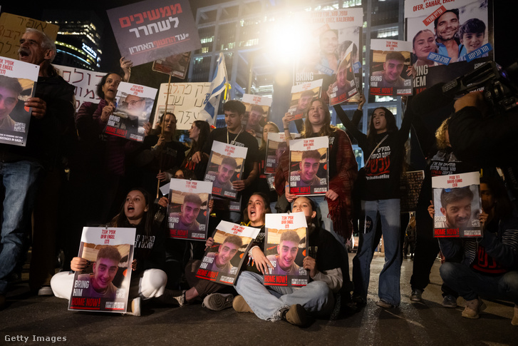 Elrabolt emberek családtagjai és támogatóik követelik a túszok szabadon engedését Tel-Avivban 2023. november 28-án