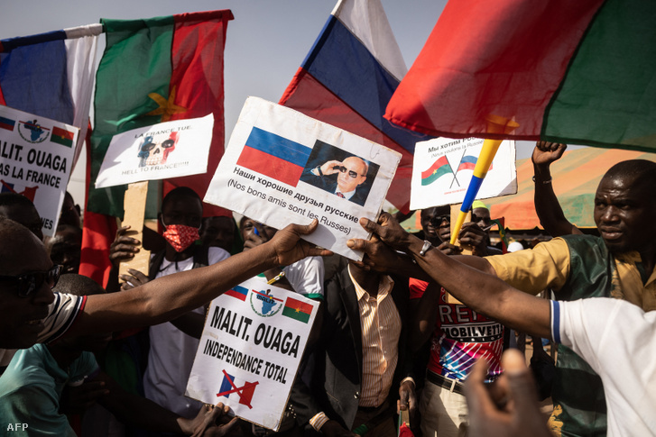 A hadsereget támogató tüntetők Putyin képével és orosz zászlókkal Burkina Faso fővárosában, Ouagadougouban 2022. február 19-én