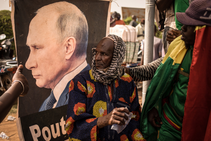 Orosz szimpatizáns tüntetők Putyin portréjával Bamakoban 2022. február 19-én, miután Franciaország bejelentette a katonai alakulatok kivonását Maliból