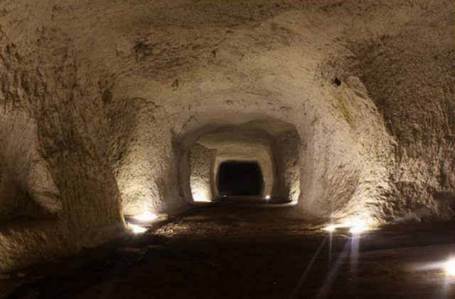 secret-labyrinth-of-tunnels-under-rome-mapped-131202-670x440