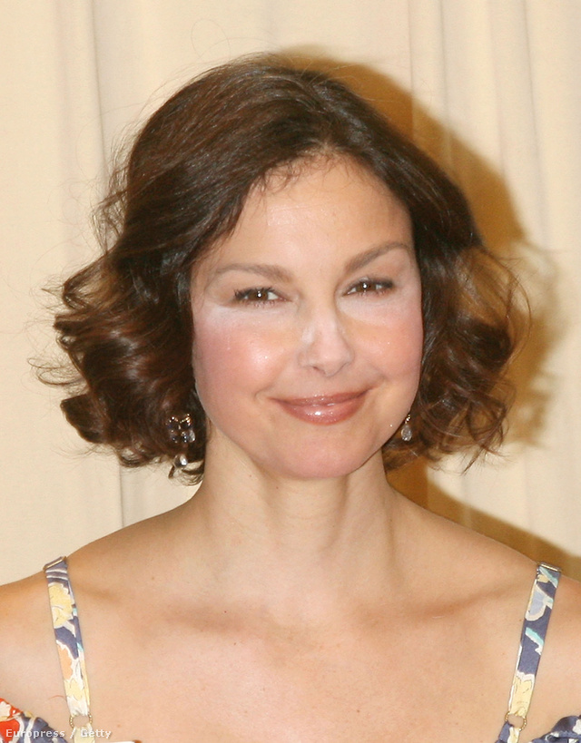 Ashley Judd a saját könyvének bemutatóján jelent meg HD púderrel az arcán. Szép emlékek.