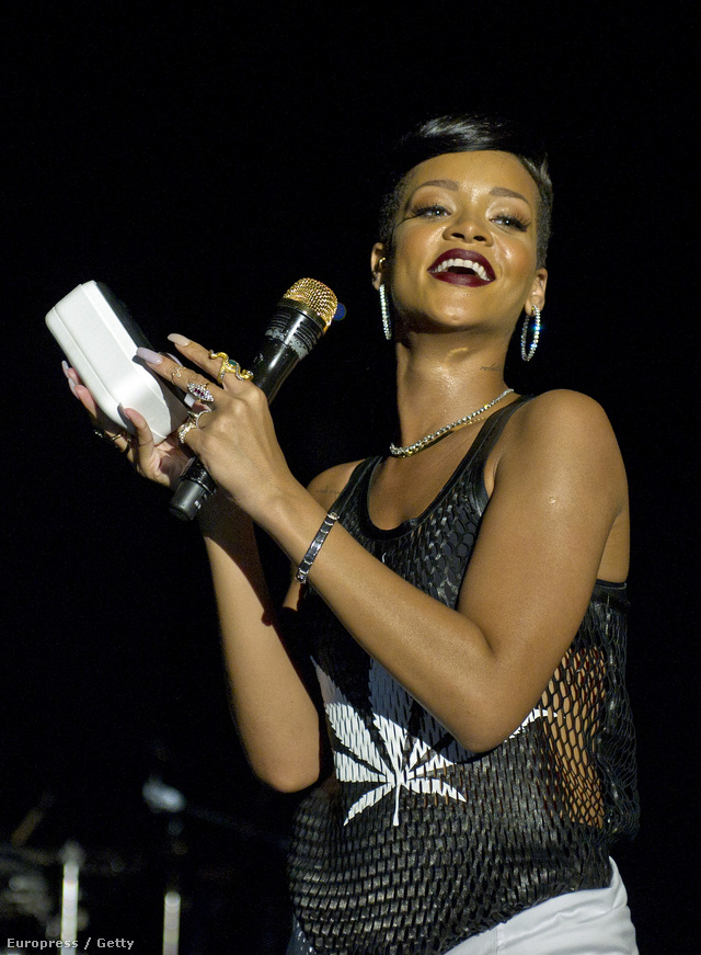 Rihanna neccpólóban villant oldalt