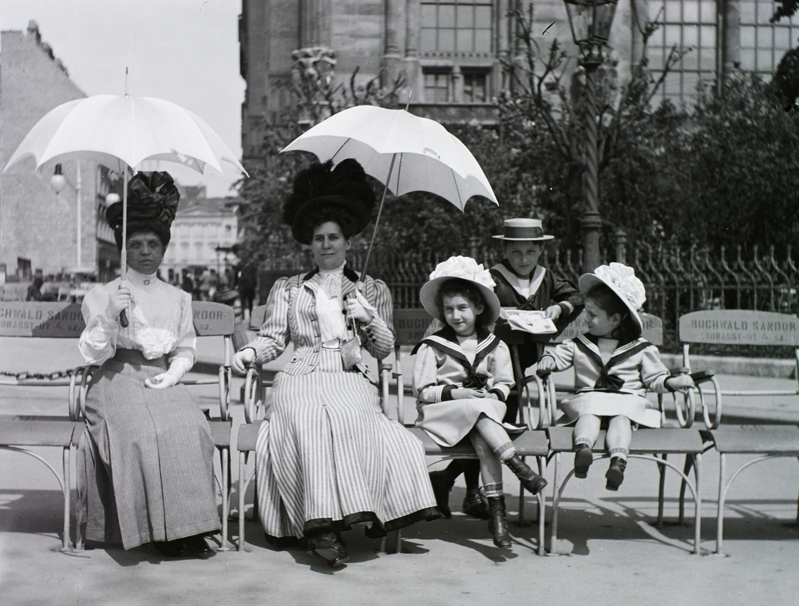 Vigadó tér a bérelhető Buchwald-székekkel, háttérben a Vigadó épülete 1909-ben