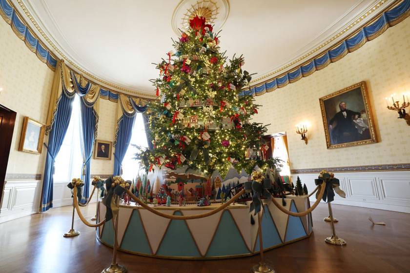 A Fehér Ház hivatalos karácsonyfája egy 18 méter magas Fraser-jegenyefenyő Fleetwoodból, Észak-Karolinából, mely az ovális kék szoba közepén kapott helyet.