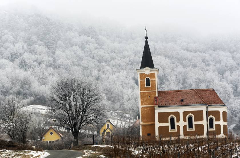 A zúzmarába öltözött Szent György-hegy varázslatos látvány, a Lengyel-kápolna panorámáját csodálva sokan szívesen elidőznének télen is.