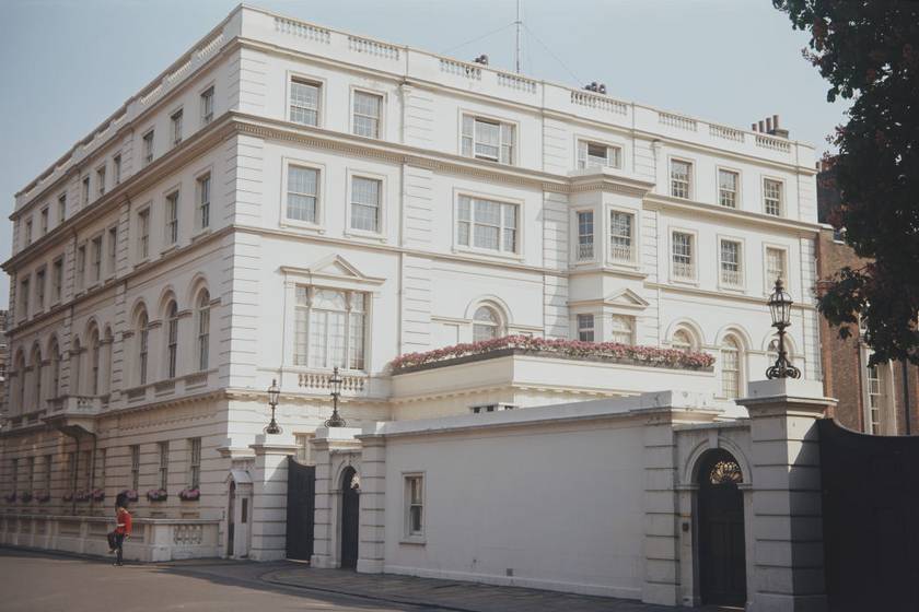 Ez az átlagosnak kinéző épület a Clarence House, ami a királyi család különböző tagjainak volt a hivatalos lakhelye az elmúlt 170 évben. Ez a ház volt Károly és Kamilla hivatalos londoni rezidenciája, és a királyi pár most is itt lakik a Buckingham-palota renoválása miatt.