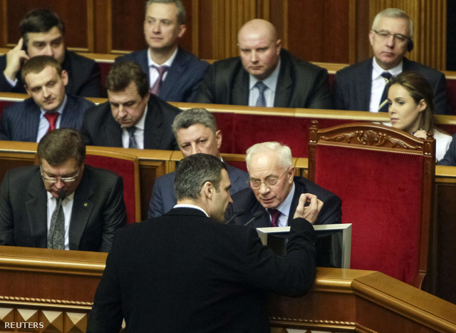 Mikola Azarov miniszterelnök és Klicskó a bizalmatlansági indítvány szavazásakor az ukrán parlamentben, 2013. december 3-án.