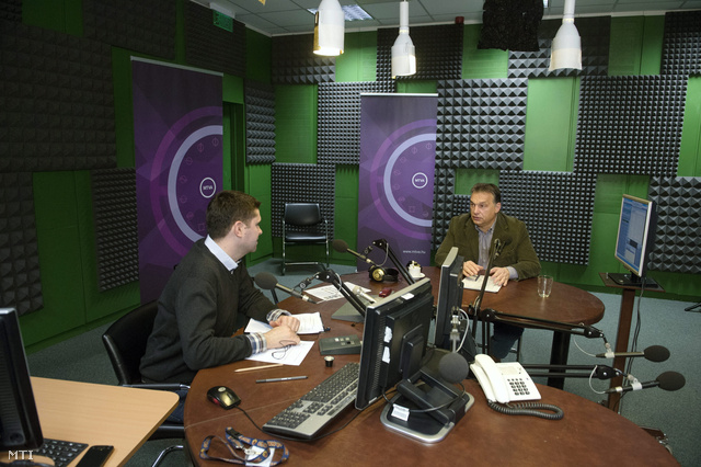 Orbán Viktor miniszterelnök a Kossuth Rádió 180 perc című műsorában a Magyar Rádió stúdiójában.