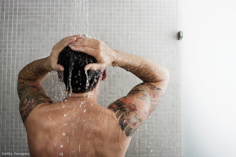 Illusztráció: Egy, a haját vizező férfi. (Fotó: Robin Skjoldborg / Getty Images Hungary)