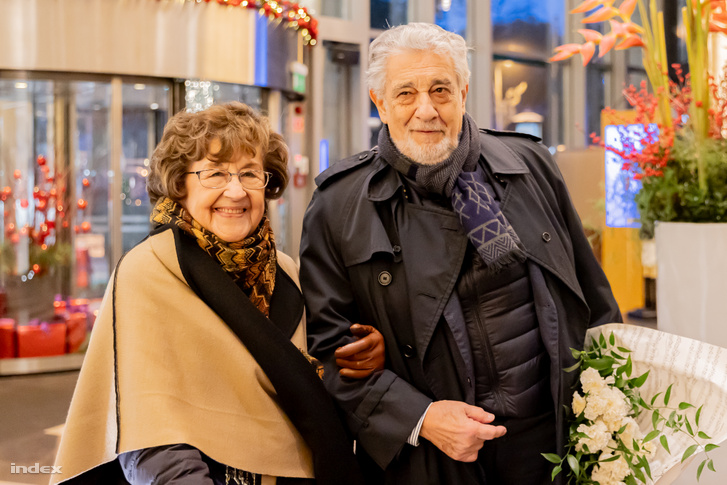 Plácido Domingo és felesége 2023. november 30-án a Kempinski Hotelben Budapesten